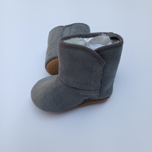 Old Navy soft Baby boots size 6-12 months old Go cozy boots gray - Picture 5 of 6